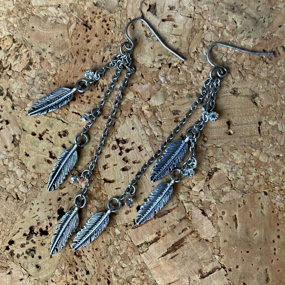 Earrings Feather charm chain dangle style silver tone